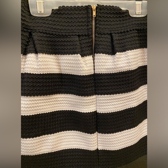 Black and white Skirts - Picture 2 of 7